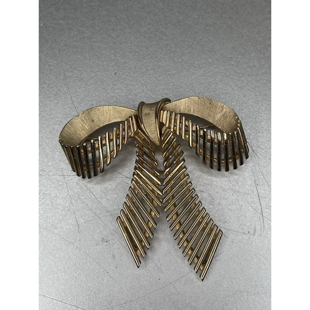 Vintage Crown Trifari Bow Brooch Brushed Polished Gold Tone Ribbon Pin Signed
